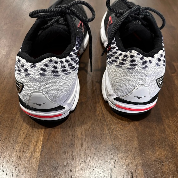 Mizuno Women’s Black and White Running Shoes Size 10 - Picture 3 of 11